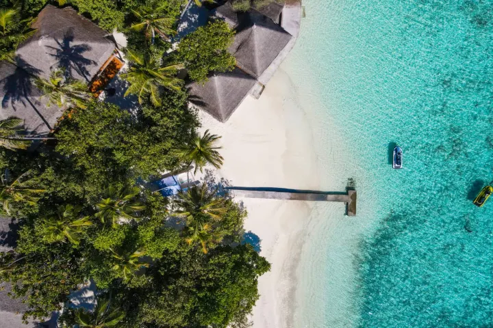 Adaaran Club Rannalhi, Мальдивы — пляж Adaaran Club Rannalhi — белоснежная песчаная коса и прозрачная лагуна с высоты