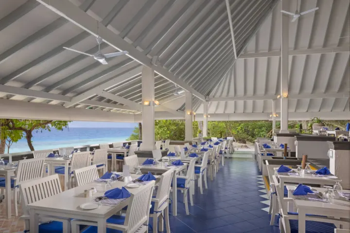 Adaaran Club Rannalhi, Мальдивы — ресторан Adaaran Club Rannalhi — просторный зал главного ресторана с высокими деревянными сводами