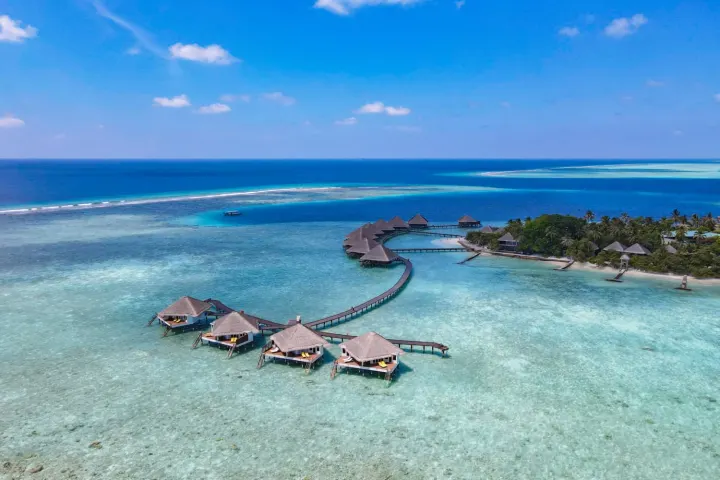 Adaaran Club Rannalhi, Мальдивы — вилла на воде Adaaran Club Rannalhi — водные бунгало на сваях над прозрачной бирюзовой лагуной