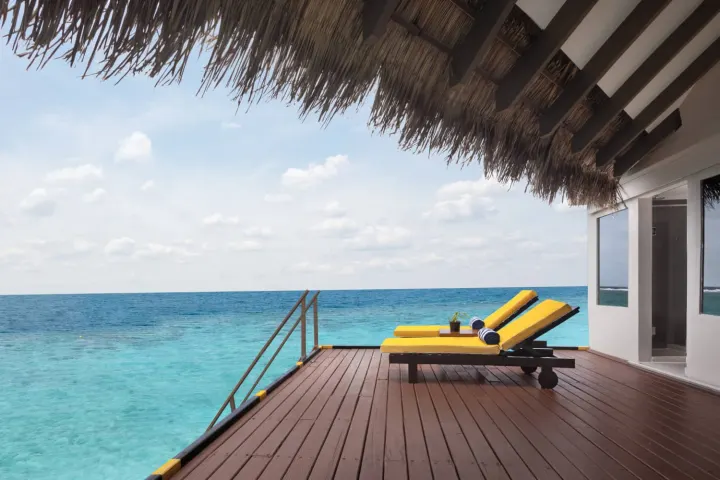 Adaaran Club Rannalhi, Мальдивы — вилла на воде Adaaran Club Rannalhi — приватная солнечная терраса водной виллы со спуском в море