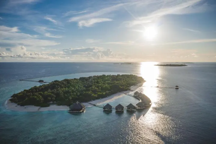 Adaaran Prestige Water Villas — панорамный вид на остров в лучах закатного солнца