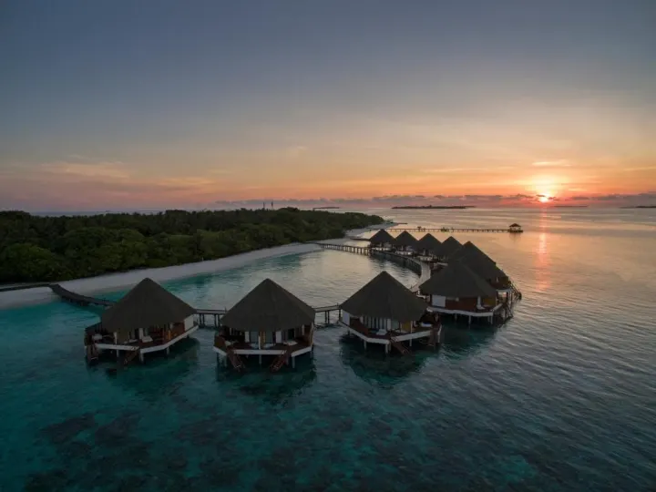 Adaaran Prestige Water Villas, Мальдивы — вид сверху Adaaran Prestige Water Villas — закатный вид на водные виллы и зеленый остров
