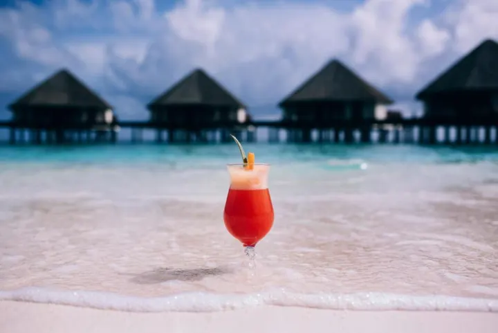 Adaaran Prestige Water Villas, Мальдивы — пляж Adaaran Prestige Water Villas — яркий тропический коктейль на белом песке пляжа