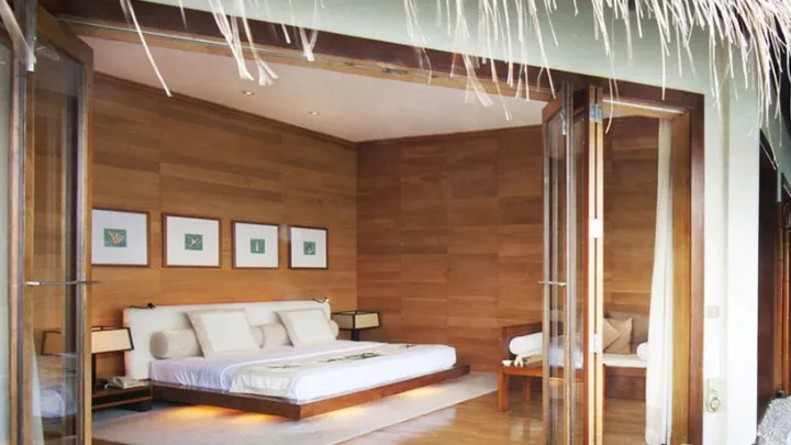 Adaaran Prestige Water Villas, Мальдивы — интерьер виллы Adaaran Prestige Water Villas — кровать с видом на открытый океан через панорамные окна