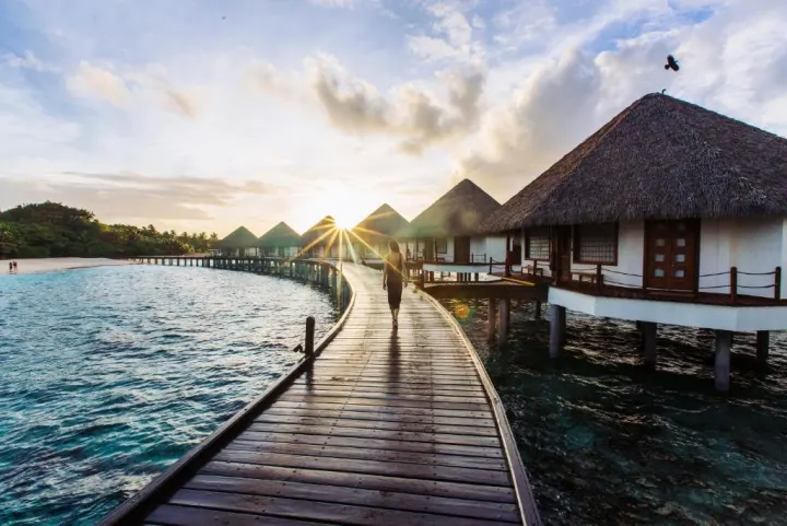 Adaaran Prestige Water Villas, Мальдивы — вилла на воде Adaaran Prestige Water Villas — деревянный пирс ведущий к просторным виллам на воде