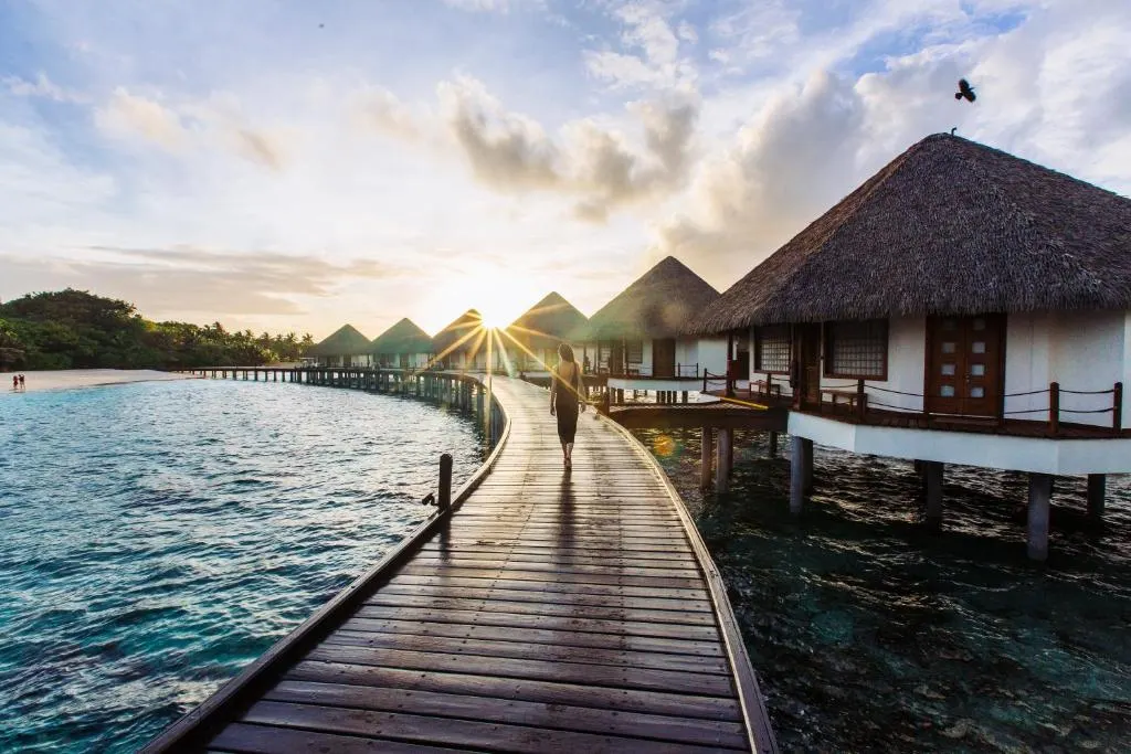 Adaaran Prestige Water Villas — деревянный пирс ведущий к просторным виллам на воде