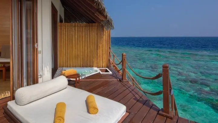 Adaaran Prestige Water Villas, Мальдивы — вилла на воде Adaaran Prestige Water Villas — открытая терраса над водой с удобными мягкими шезлонгами