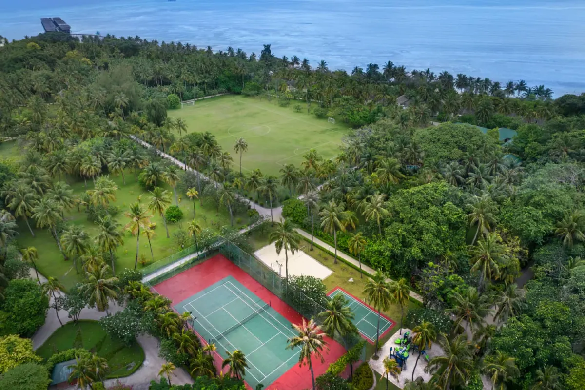 Adaaran Select Hudhuranfushi — теннисные корты и спортивные площадки среди пальм