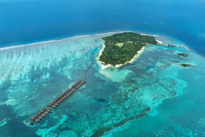 Adaaran Select Hudhuranfushi — панорамный вид на большой зеленый остров с высоты