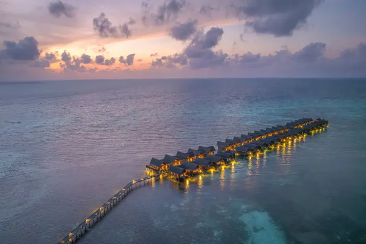 Adaaran Select Hudhuranfushi, Мальдивы — вид сверху Adaaran Select Hudhuranfushi — вид на ветку водных вилл в лучах заходящего солнца