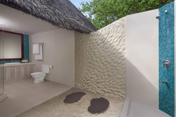 Adaaran Select Hudhuranfushi, Мальдивы — ванная Adaaran Select Hudhuranfushi — светлая ванная комната с двумя раковинами и большим зеркалом