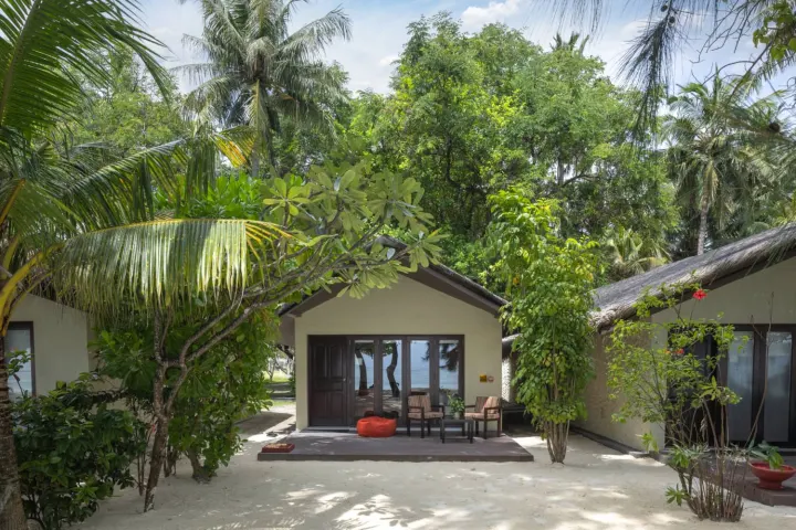 Adaaran Select Hudhuranfushi, Мальдивы — вилла на пляже Adaaran Select Hudhuranfushi — небольшая уютная вилла утопающая в тропической зелени