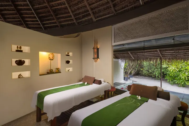 Adaaran Select Hudhuranfushi, Мальдивы — спа Adaaran Select Hudhuranfushi — комната для парного массажа в спокойной атмосфере спа-центра