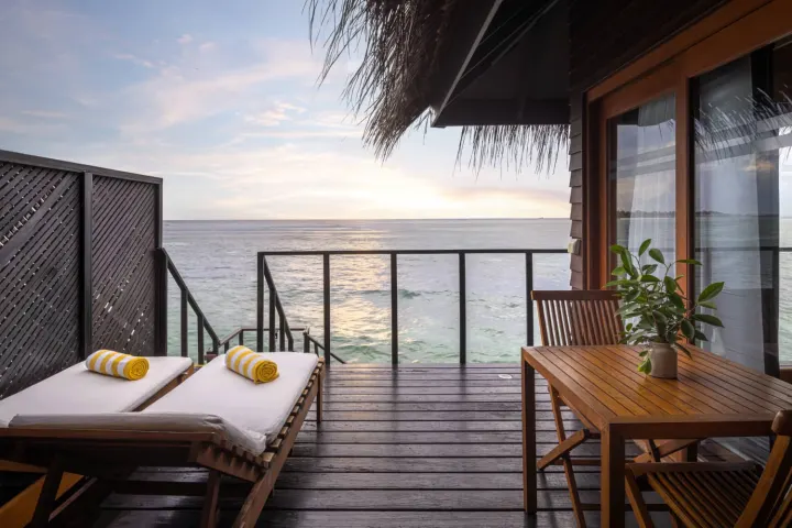 Adaaran Select Hudhuranfushi, Мальдивы — вилла на воде Adaaran Select Hudhuranfushi — просторная терраса водной виллы со спуском в океан