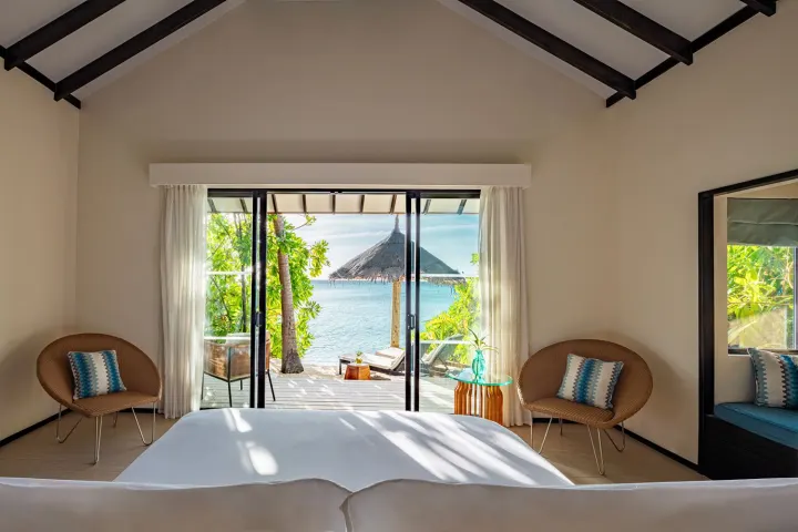 Amari Havodda Maldives, Мальдивы — вилла на пляже Amari Havodda Maldives — бассейн и терраса пляжной виллы