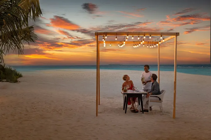 Amari Havodda Maldives, Мальдивы — ресторан Amari Havodda Maldives — романтический ужин на пляже