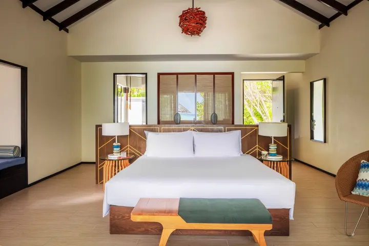 Amari Havodda Maldives, Мальдивы — интерьер виллы Amari Havodda Maldives — светлая спальня пляжной виллы