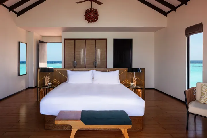 Amari Havodda Maldives, Мальдивы — интерьер виллы Amari Havodda Maldives — интерьер спальни водной виллы