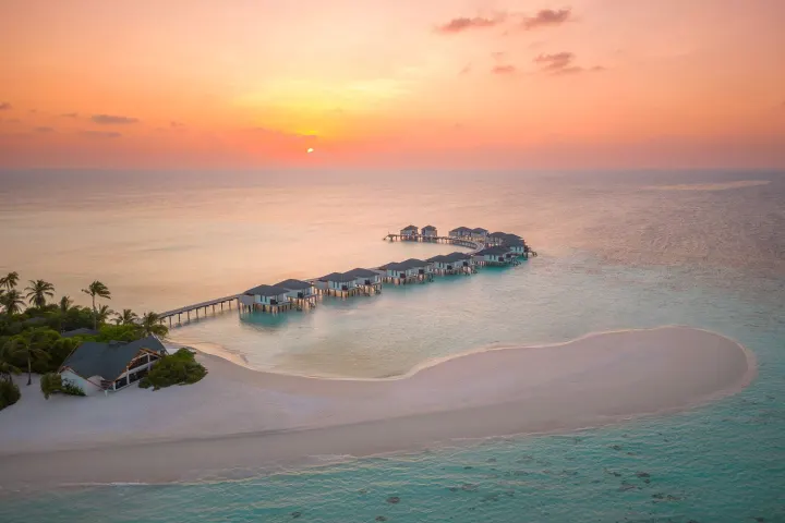 Amari Havodda Maldives, Мальдивы — вилла на воде Amari Havodda Maldives — водные виллы на закате