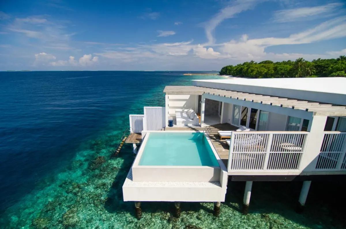 Amilla Maldives Resort and Residences — белоснежные водные виллы на фоне лазурного океана