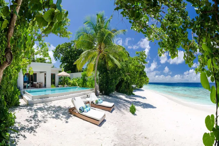 Amilla Maldives Resort and Residences — двухэтажная пляжная вилла с бассейном в тени пальм
