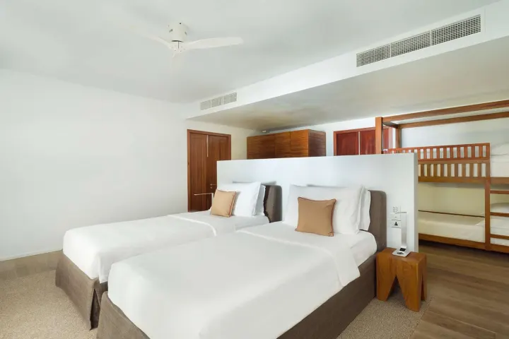 Amilla Maldives Resort and Residences — светлая детская комната с двухъярусной кроватью