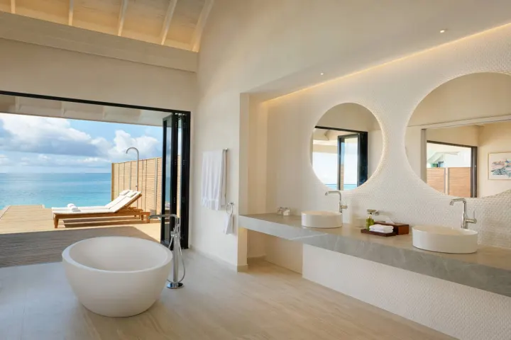 Ananea Madivaru Maldives, Мальдивы — ванная Ananea Madivaru Maldives — просторная ванная комната водной виллы с отдельной купелью