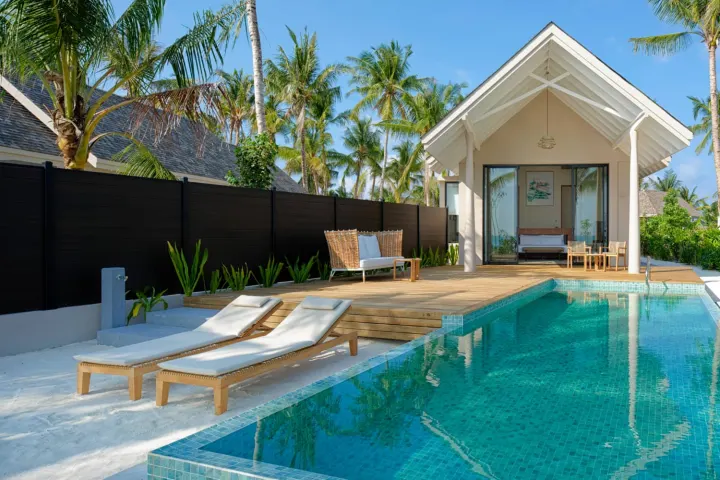 Ananea Madivaru Maldives, Мальдивы — пляж Ananea Madivaru Maldives — песчаный пляж перед береговой виллой с видом на океан