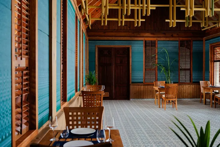 Ananea Madivaru Maldives, Мальдивы — ресторан Ananea Madivaru Maldives — стильный зал ресторана тайской кухни с панорамными окнами