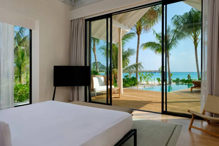 Ananea Madivaru Maldives, Мальдивы — интерьер виллы Ananea Madivaru Maldives — светлая спальня береговой виллы с панорамным видом на пляж