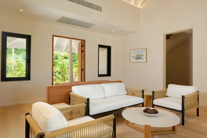 Ananea Madivaru Maldives, Мальдивы — интерьер виллы Ananea Madivaru Maldives — уютная гостиная зона двухспальной береговой виллы