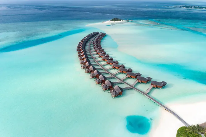 Anantara Dhigu Maldives Resort, Мальдивы — вид сверху Anantara Dhigu Maldives Resort — вид с высоты на цепочку водных люксов в прозрачной лагуне