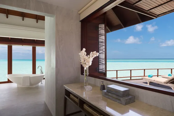 Anantara Dhigu Maldives Resort, Мальдивы — ванная Anantara Dhigu Maldives Resort — ванная комната водного люкса с панорамным видом на океан