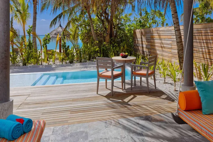 Anantara Dhigu Maldives Resort, Мальдивы — вилла на пляже Anantara Dhigu Maldives Resort — береговая вилла с приватным бассейном в тени пальм у пляжа