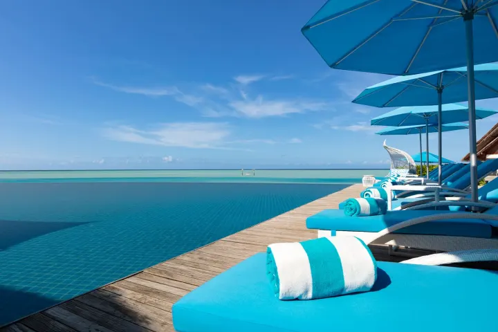 Anantara Dhigu Maldives Resort, Мальдивы — бассейн Anantara Dhigu Maldives Resort — инфинити-бассейн с видом на бескрайнюю бирюзовую лагуну