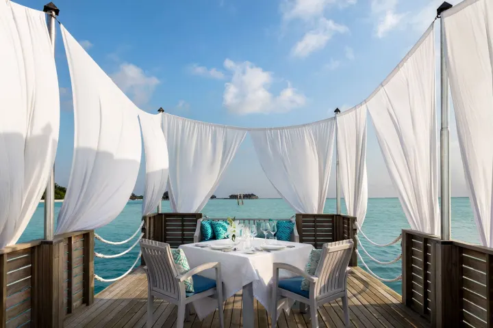 Anantara Dhigu Maldives Resort, Мальдивы — ресторан Anantara Dhigu Maldives Resort — романтический ужин на плавучей платформе посреди лагуны