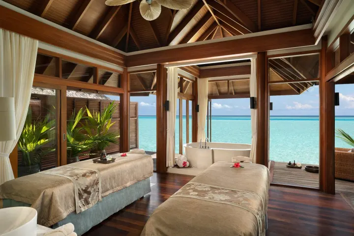 Anantara Dhigu Maldives Resort, Мальдивы — спа Anantara Dhigu Maldives Resort — процедурный павильон спа-центра над прозрачной водой океана