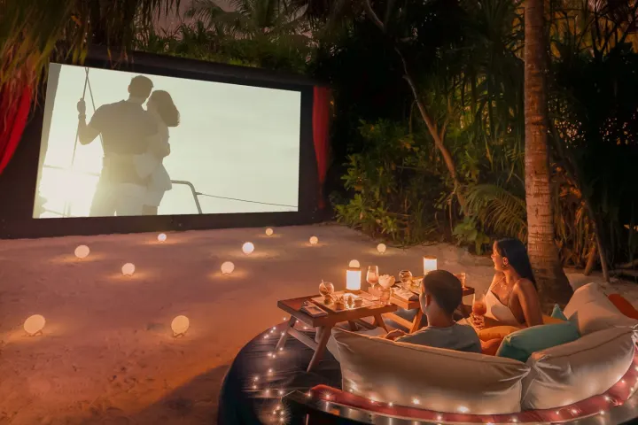 Anantara Kihavah Maldives Villas, Мальдивы — развлечения Anantara Kihavah Maldives Villas — кинотеатр под открытым небом на пляже