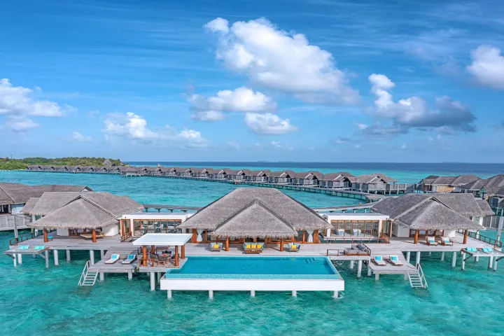 Anantara Kihavah Maldives Villas — панорамный вид на водные виллы