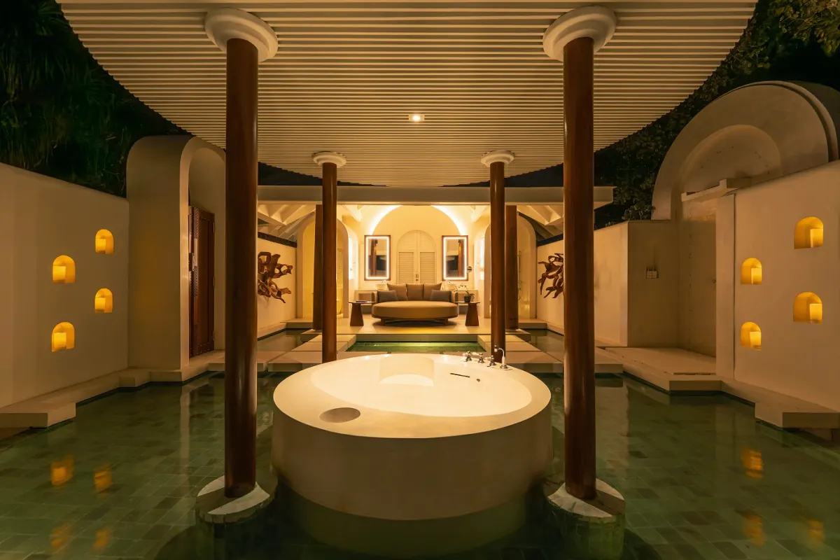 Anantara Kihavah Maldives Villas — ванная комната с круглой ванной