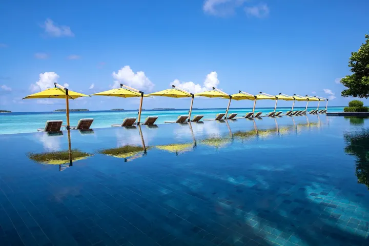 Anantara Kihavah Maldives Villas, Мальдивы — бассейн Anantara Kihavah Maldives Villas — длинный панорамный бассейн у океана