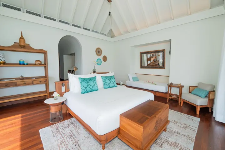 Anantara Kihavah Maldives Villas, Мальдивы — интерьер виллы Anantara Kihavah Maldives Villas — светлая спальня с видом на океан