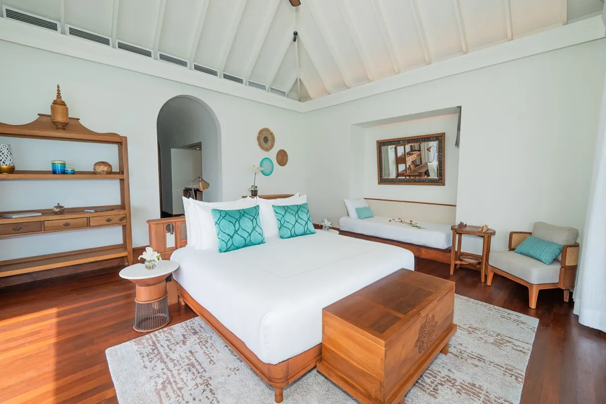 Anantara Kihavah Maldives Villas — светлая спальня с видом на океан