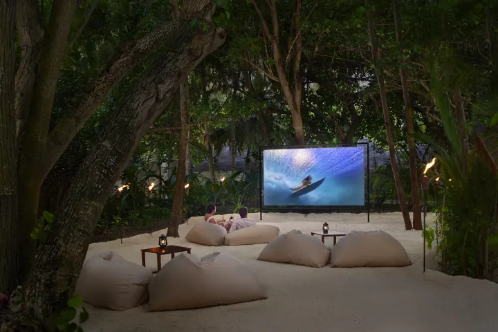 Anantara Veli Maldives Resort — кинотеатр под открытым звёздным небом на деревянной террасе