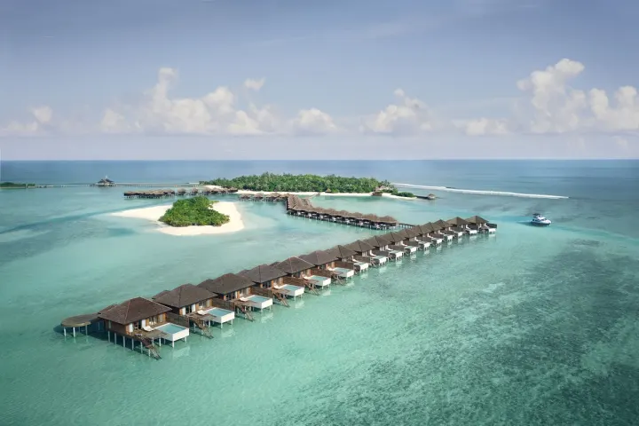 Anantara Veli Maldives Resort — панорамный вид сверху на остров и водные виллы в бирюзовой лагуне