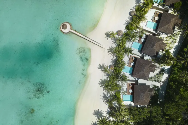 Anantara Veli Maldives Resort — вид с высоты на пляжные виллы с бассейнами у кромки воды