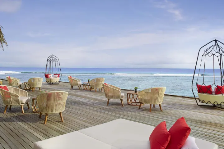 Anantara Veli Maldives Resort — терраса лаунж-бара у панорамного бассейна и лагуны