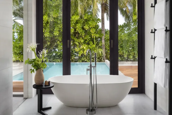 Anantara Veli Maldives Resort — полуоткрытая ванная комната пляжной виллы в тропическом саду
