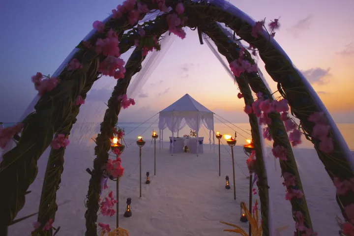 Anantara Veli Maldives Resort — романтическая свадебная арка на белоснежном песчаном пляже