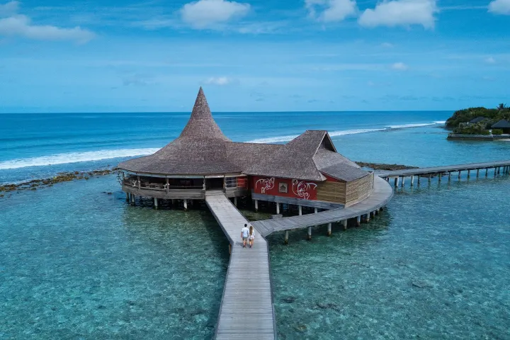 Anantara Veli Maldives Resort — павильоны тайского ресторана на сваях над бирюзовой водой